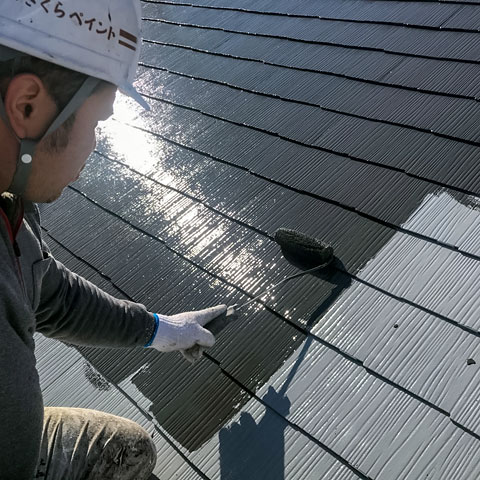 屋根の中塗り 材料をけちらず、たっぷり塗料を用いて仕上げます