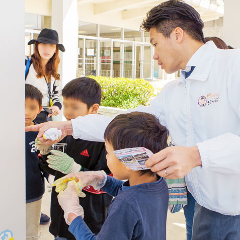 北日吉台小学校でのボランティア塗装風景 平成30年