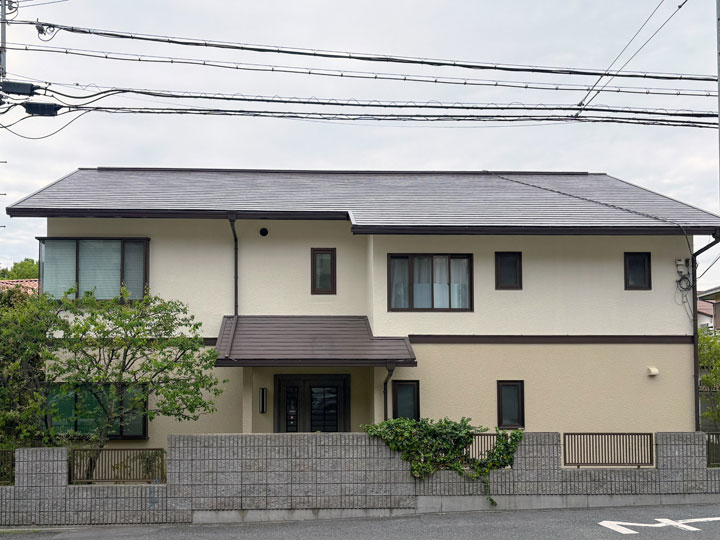 茨木市南春日丘　Ｔ様邸 1階をストーン、2階ブロークンホワイトで塗替え