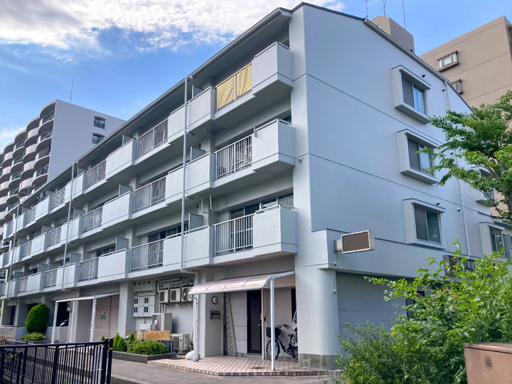 茨木市沢良宜西　パロス沢良宜様 外壁をオフホワイトで塗り替え。ベランダを防水