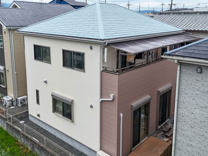 茨木市耳原　Ｈ様邸 外壁をブロークンホワイト、モカで塗り替え。屋根はクレタグレー
