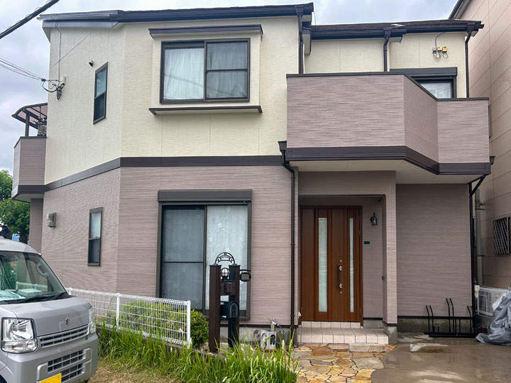 茨木市上野町　Ｋ様邸 外壁をグレージュとブロークンホワイトで塗り替え。屋根はカバー工法採用