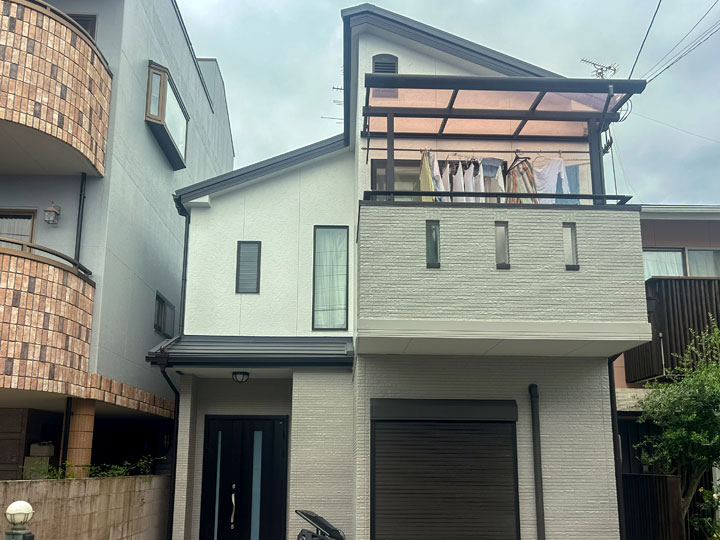 高槻市城南町　Ｋ様邸 バーチグレーとシルキーホワイトで塗り替え。屋根はカバー工法