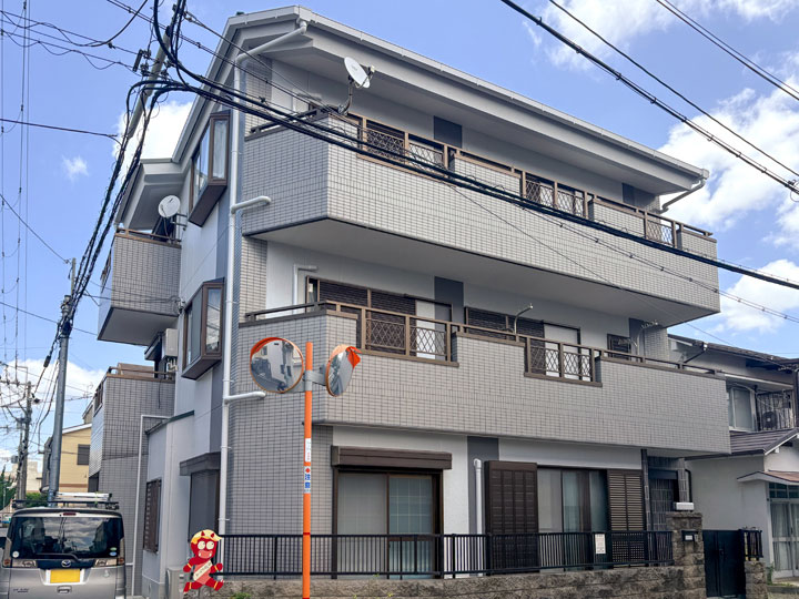 茨木市庄　Ｓ様邸 施工後 パールグレイとミネラルグレイの外壁塗替え。屋根はグリーンレイバー