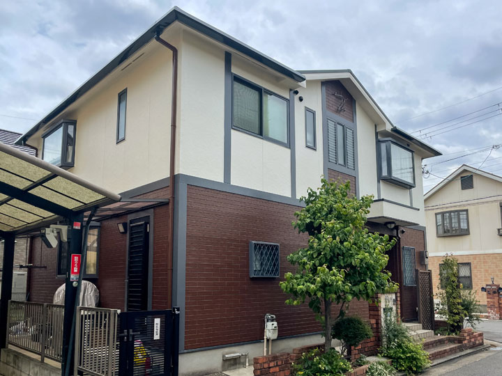 茨木市白川　Ｋ様邸 施工後 1階ブラウン系、2階ホワイト系で外壁塗装。屋根はエバーグリーン