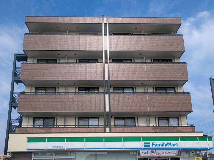 枚方市招提北町　メゾン・フルブレス様 外壁ブロークンホワイト、屋根を花咲 -極- カーボングレーで塗替え完了