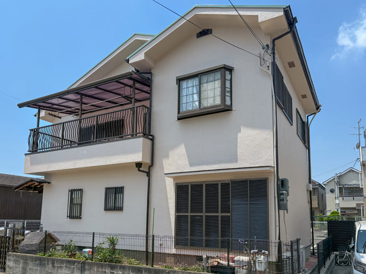 茨木市桑田町　Ｎ様邸 施工後 フォギーオレンジの外壁とジェイドグリーンの屋根