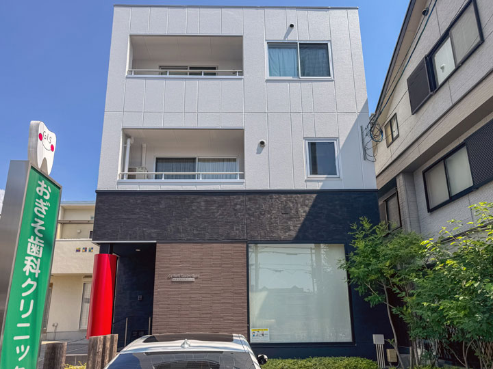 箕面市新稲　おぎそ歯科クリニック様 施工後 外壁をチャコールとペリウィンクルブルーで塗替え