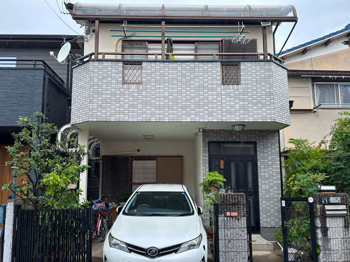 枚方市養父丘　Ｈ様邸 施工後　外壁ブロークンホワイト、屋根はカバー工法