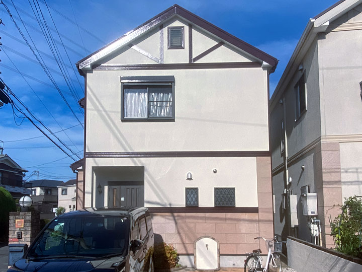 枚方市片鉾東町　Ｋ様邸 施工後　外壁ブロークンホワイト、屋根はマホガニーの塗替え