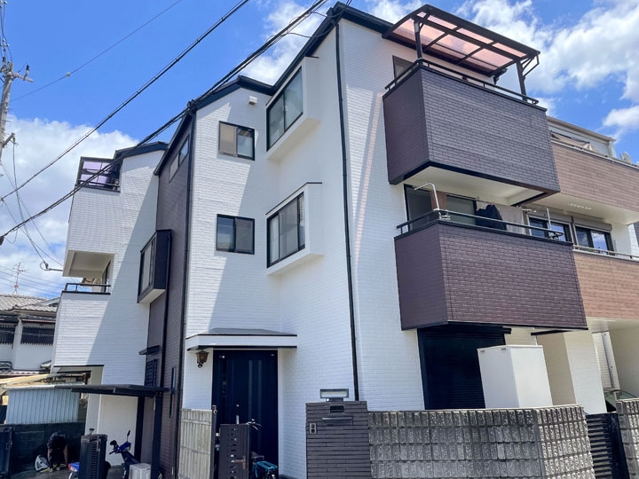 茨木市蔵垣内　Ｋ様邸 施工後 クールホワイトにパイオニアが印象的な外壁塗替え。屋根はラセットブラウン