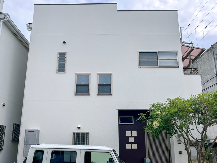 枚方市東山　Ｓ様邸 施工後　外壁をクールホワイト主体に塗替え。ポイントにパイオニア