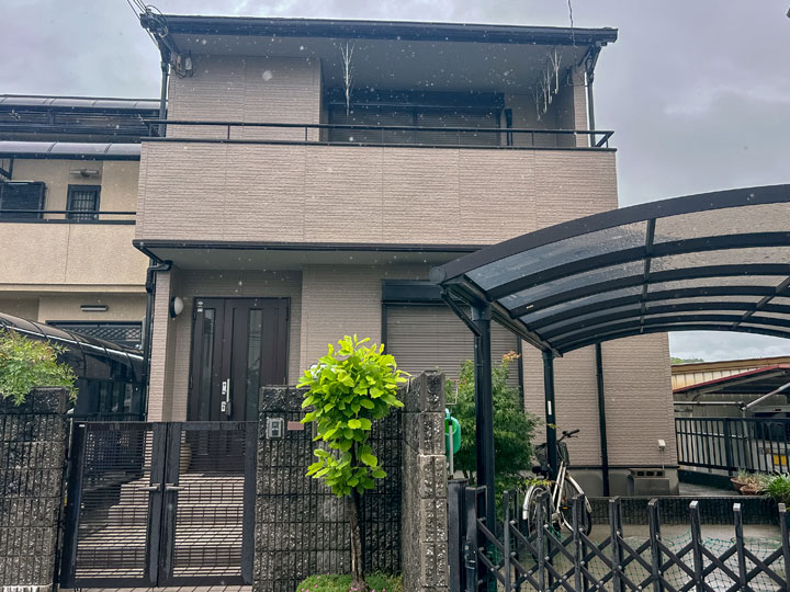 高槻市土室町　М様邸 外壁を花咲LW ベイジュで塗替え。屋根はエコグラーニのカバー工法