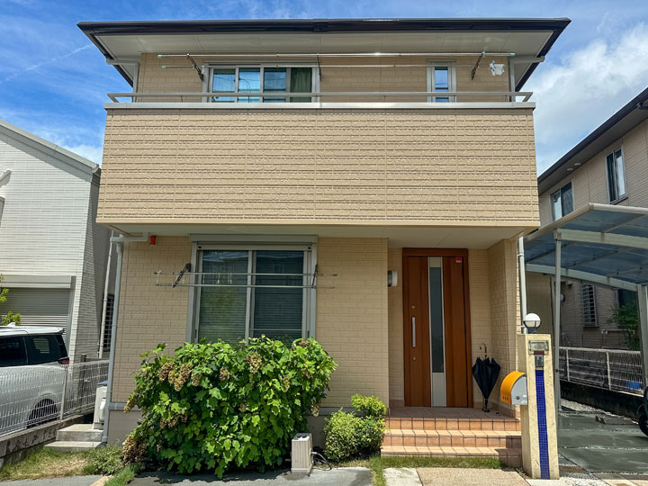 高槻市南平台　Ｋ様邸施工後 外壁を明るめの単色に塗り替え。屋根はビーバーブラウン