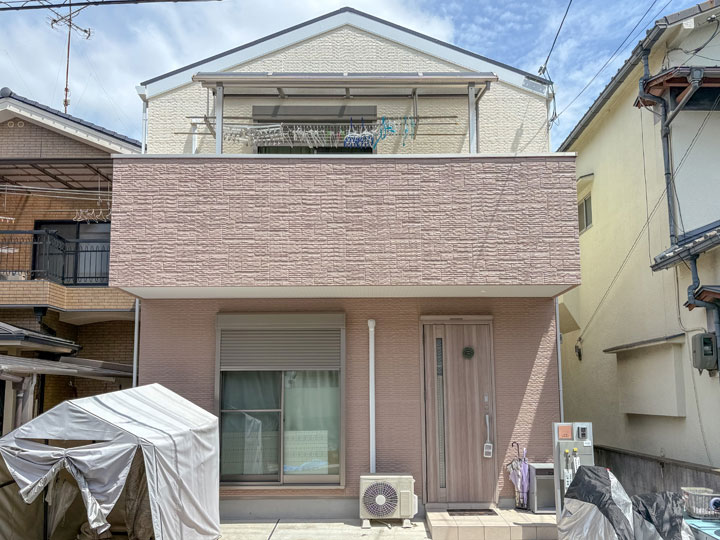 枚方市渚南町　Ｎ様邸 施工後　1階モカ、2階ホワイトリリィで塗り分け。屋根はカーボングレー