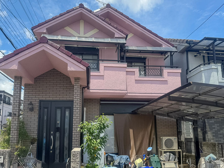 高槻市氷室町　Ｎ様邸 外壁をピンク・レッド系へ塗替え、屋根はラクーンブラウン