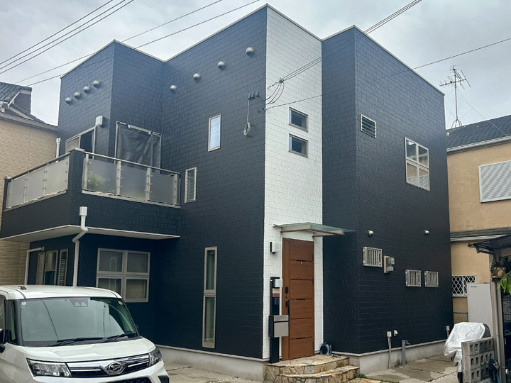 枚方市伊加賀西町　Ｙ様邸 施工後　チャコールをメインにした外壁にクールホワイトをポイントで使用