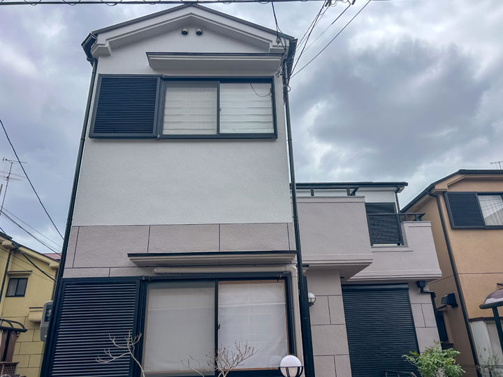 高槻市氷室町　Ｙ様邸 施工後 1階グレイドルフィン、2階パールグレイで外壁を塗替え。屋根はキャビアブラウン