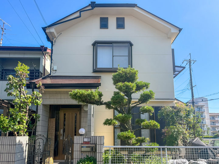 枚方市南船橋　Ｓ様邸 施工後　花咲-極-スムースクリームで外壁を塗替え。屋根はキャメルブラウン