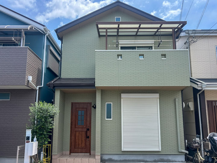 高槻市深沢町　Ｈ様邸 施工後 花咲-極-のグリーン系で外壁を塗替え、屋根はラセットブラウン