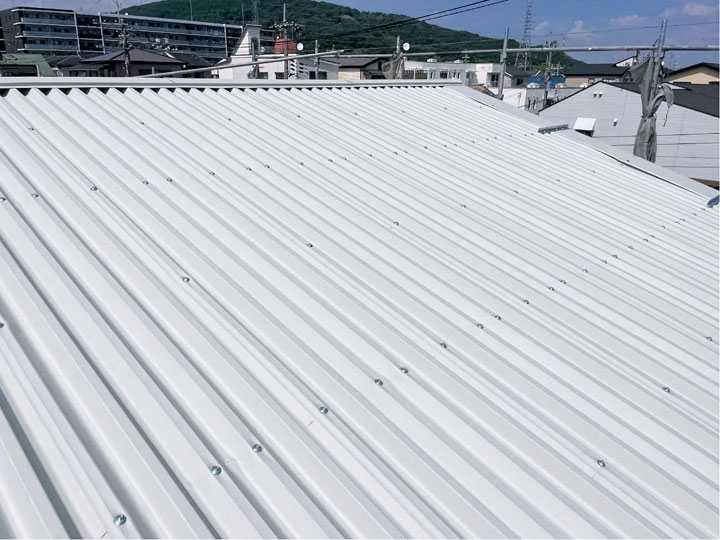 高槻市別所新町　武藤製作所様 リファインルーフを採用した屋根カバー工法 施工後