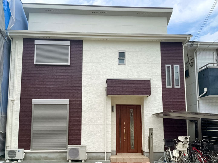 茨木市三島丘　Ｋ様邸 施工後 ホワイトとブラウンの外壁を同系色で塗替え。屋根はビーバーブラウン