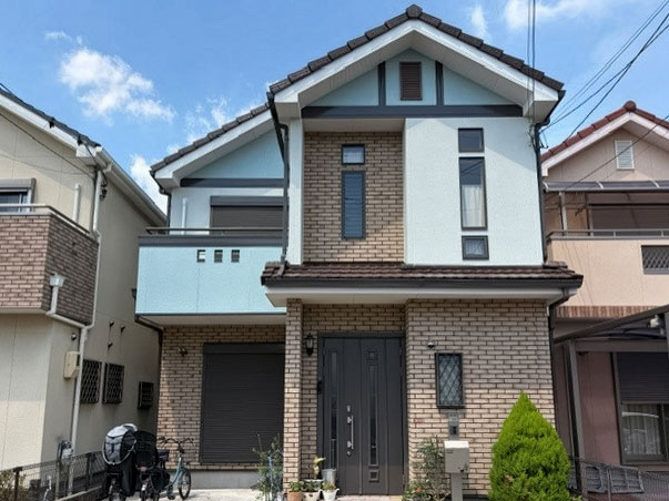 高槻市下田部町　Ｊ様邸 施工後 オフホワイトとポイントにパストグリーンを使い外壁を塗替え。屋根はキャメルブラウン