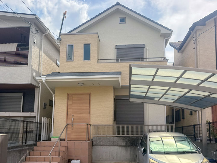 枚方市上野　Ｙ様邸 施工後　花咲-極- ブロークンホワイトにライトラテを組み合わせ外壁塗替え完了