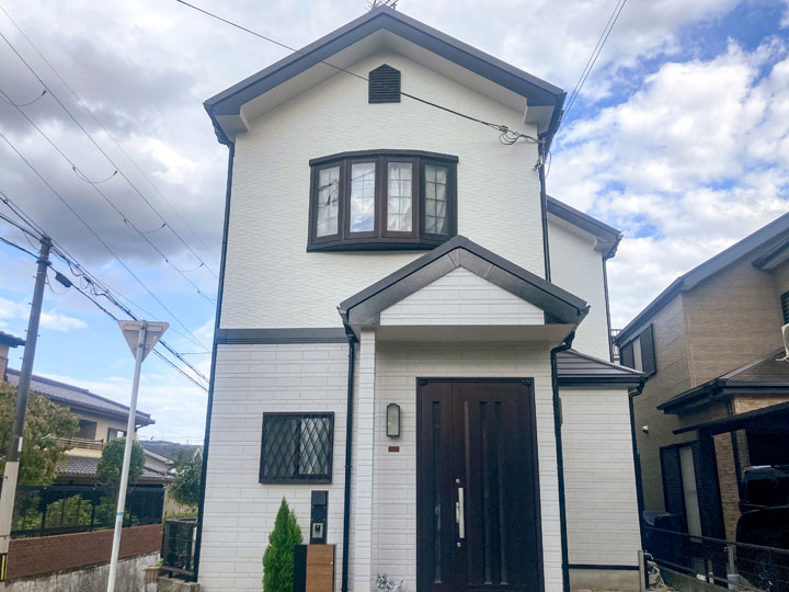 高槻市安岡寺町　Ｕ様邸 施工後 外壁を花咲-極- パールグレイとシルキーホワイトで外壁を塗替え。屋根はスーパーガルテクト採用のカバー工法