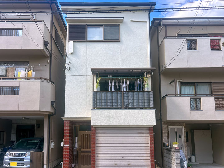 高槻市津之江北町　Ｆ様邸 花咲-極- ブロークンホワイトに外壁を塗替え。屋根はスーパーガルテクトのカバー工法