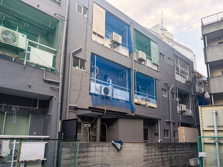 大阪市淀川区　ハイツトラストPart1様 施工後 外壁裏面をミネラルグレイで塗替え完了