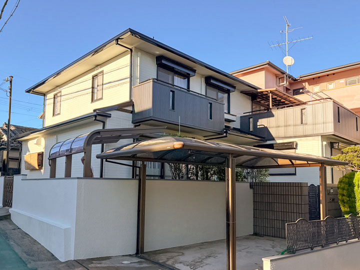 高槻市氷室町　Ｇ様邸 施工後 ホワイト系エクリュで外壁を塗替え完了。屋根はタフグロスコートのクロウブラック