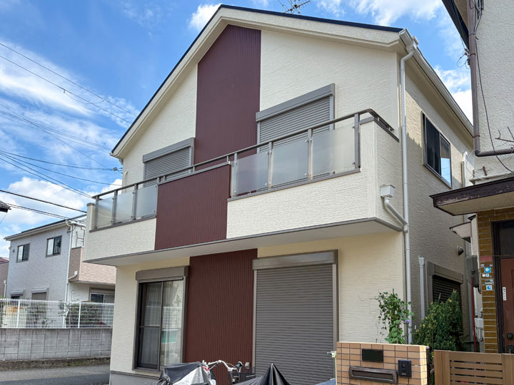 高槻市藤の里町　Ｈ様邸 施工後 ニュートラルホワイトの外壁にリーガルブラウンの組み合わせで塗替え完了