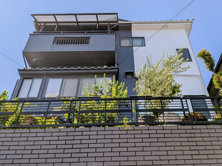 枚方市翠香園町　М様邸 施工後　リファイン1000MF-JRのトゥルーホワイトにニンバスのポイント使用で外壁を塗替え