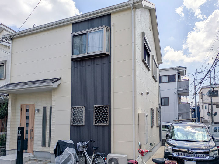 茨木市庄　Ｈ様邸 ニュートラルホワイトとウィザードコッパーで外壁塗替え完了。屋根はタフグロスコートのキャメルブラウン