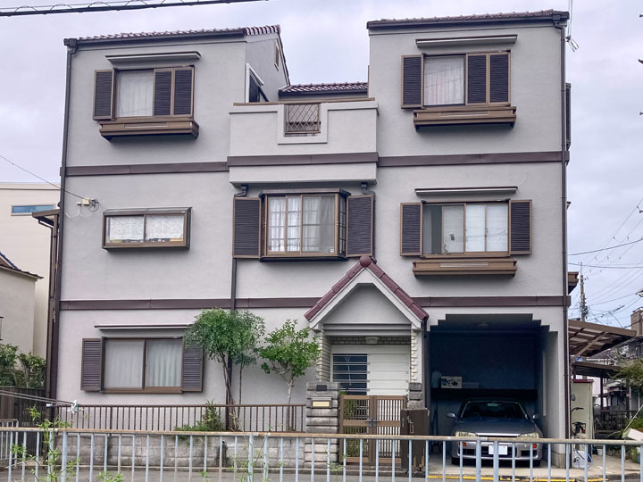 高槻市東五百住町　Ｋ様邸 施工後 外壁をバーチグレー、屋根は花咲-極- バーガンディで塗り替え