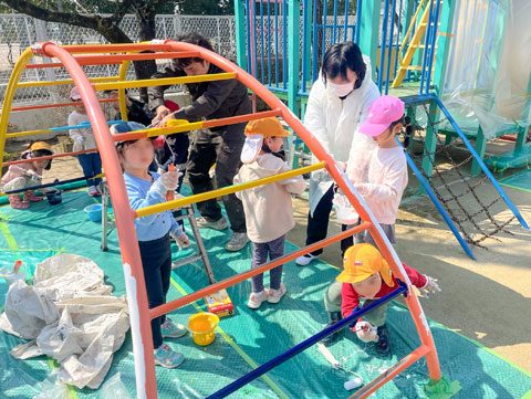こちらはうんていの塗替えです（2025年3月21日茨木市立りんでん幼稚園 遊具塗替え）