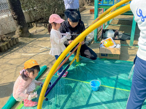 うんていのバーは紺で塗り分けます（2025年3月21日茨木市立りんでん幼稚園 遊具塗替え）