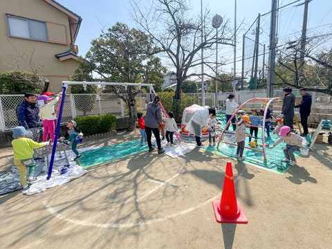 塗替えの様子遠景（2025年3月21日茨木市立りんでん幼稚園 遊具塗替え）