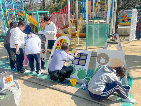 先生方の上手な筆使いにびっくり（2025年3月21日茨木市立りんでん幼稚園 遊具塗替え）