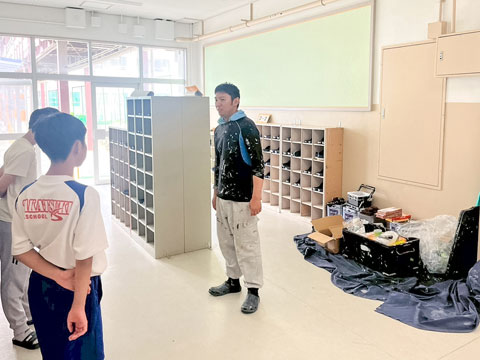 作業の前に子供達へお話しする職人西元（2025年6月24日高槻市立第六中学校 職場体験）