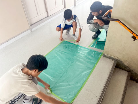 こちらはうんていの塗替えです（2025年6月24日高槻市立第六中学校 職場体験）