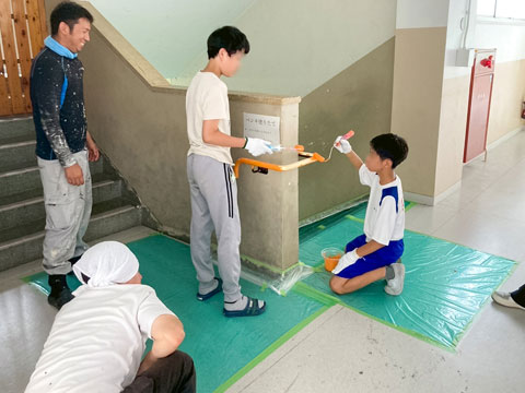 塗替えの様子遠景（2025年6月24日高槻市立第六中学校 職場体験）