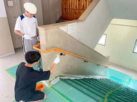 先生方の上手な筆使いにびっくり（2025年6月24日高槻市立第六中学校 職場体験）