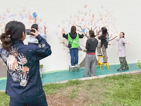 保護者の方々も楽しそうに参加されていました（2025年10月21日高槻市立安岡寺小学校50周年記念手形アート塗装）