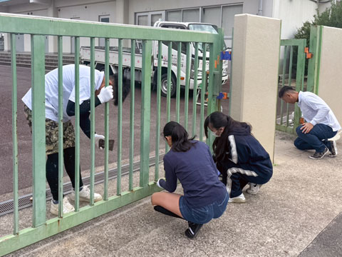 ケレン作業を行っています（2025年10月28日高槻市立第3中学校職場体験）
