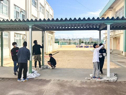 追加で渡り廊下の鉄柱を塗装しました（2025年10月28日高槻市立第3中学校職場体験）