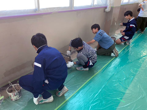 この人数でも壁を塗るのはたいへんです（2025年10月30、31日高槻市立阿武山中学校職場体験）