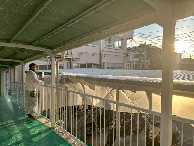 当日早朝に養生作業を行う職人深水（2025年10月31日高槻市立阿武野小学校ボランティア塗装）