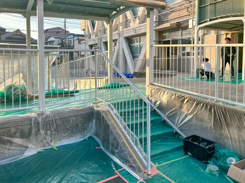 塗装箇所が多いので、養生も大がかりです（2025年10月31日高槻市立阿武野小学校ボランティア塗装）